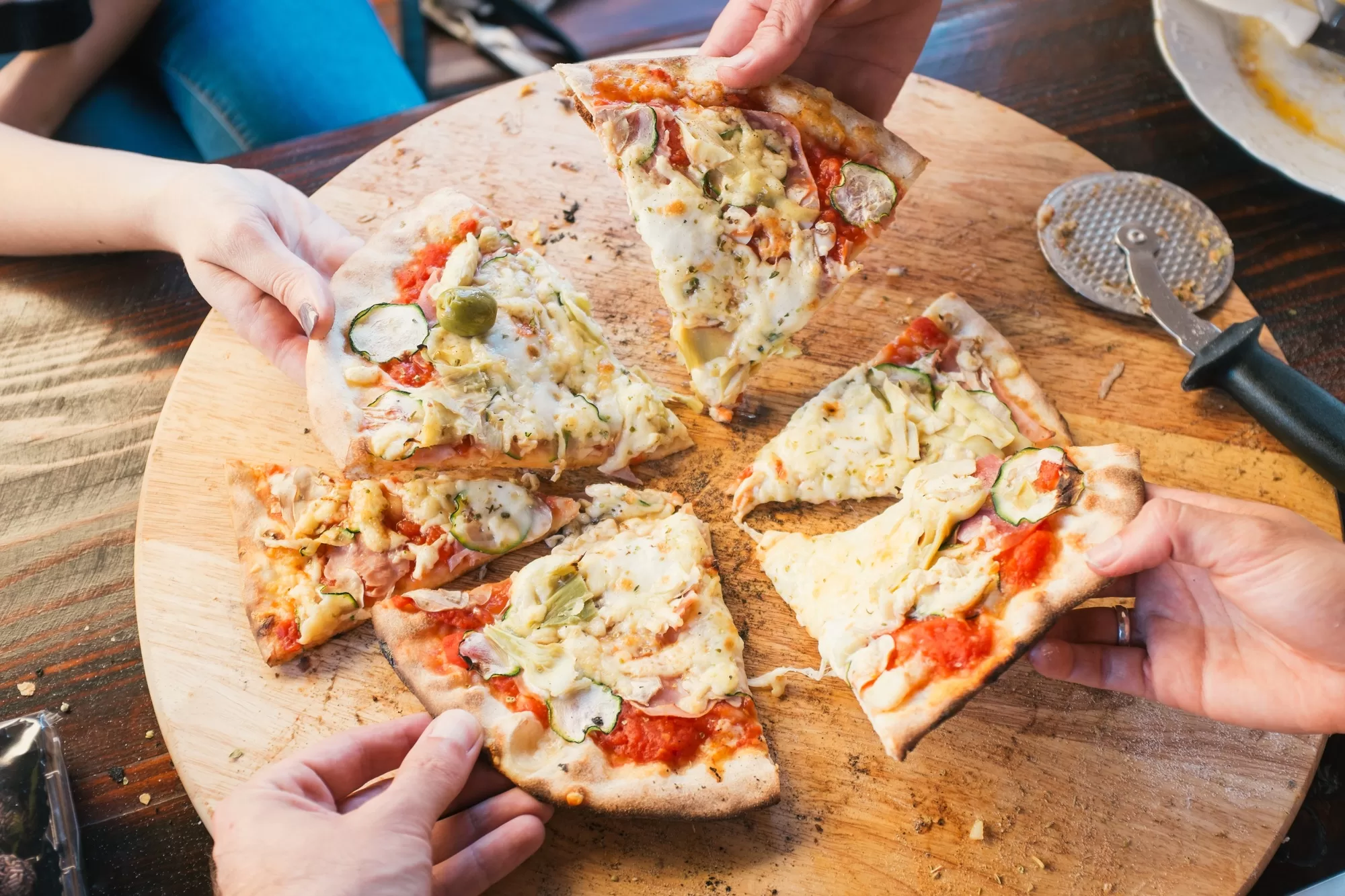 Eating pizza